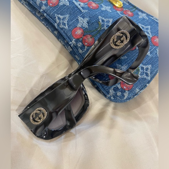 Gucci Accessories - Wavy 🌊GUCCI GG rhinestone Sunglasses with case EUC